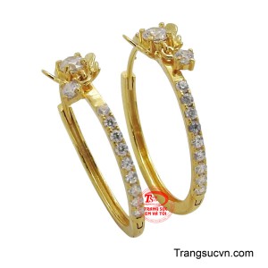 Điểm nhấn là những viên đá lấp lánh được đính khéo léo, giúp đôi tai thêm phần rạng rỡ mà không quá cầu kỳ.