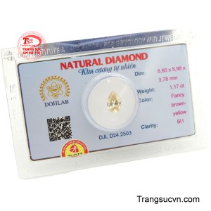 Dáng giọt nước mềm mại tạo nên hiệu ứng ánh sáng tinh tế, giúp viên đá nổi bật ở mọi góc nhìn.