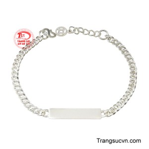 Lắc bạc hộ mệnh cho bé không chỉ là món trang sức xinh xắn mà còn mang ý nghĩa bảo vệ và bình an cho trẻ nhỏ.