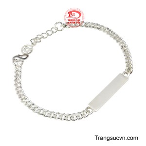 Thiết kế dây bạc sáng bóng, mềm mại, kết hợp bảng tên tinh tế giúp bé đeo thoải mái và an toàn mỗi ngày.