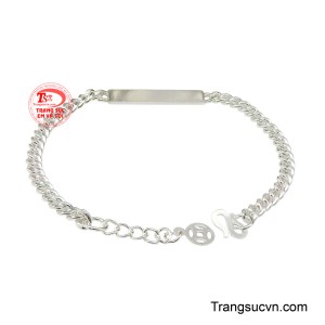 Chất liệu bạc cao cấp được tin rằng giúp xua đuổi gió độc, mang lại cảm giác an tâm cho ba mẹ và sức khỏe tốt cho bé.