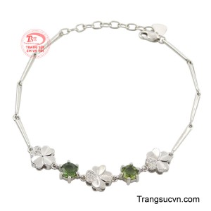 Lắc tay nữ vàng trắng kiêu sa nổi bật với thiết kế tinh tế, đường nét mềm mại tôn lên vẻ đẹp thanh lịch và sang trọng cho phái đẹp.