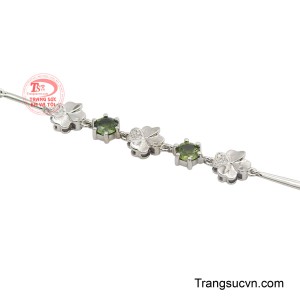 Không chỉ là món trang sức làm đẹp, lắc tay còn tượng trưng cho sự may mắn, dịu dàng và năng lượng tích cực cho người đeo.