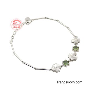 Mỗi chi tiết đều được chế tác tỉ mỉ, mang lại cảm giác nhẹ nhàng nhưng vẫn toát lên phong cách hiện đại và đẳng cấp. 