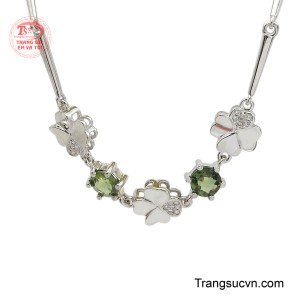 Đây là lựa chọn hoàn hảo để nàng tự tin tỏa sáng khi đi làm, dạo phố hay dự tiệc.