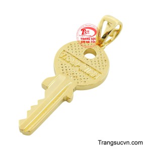 Điểm nhấn đặc biệt là phần khắc tên 