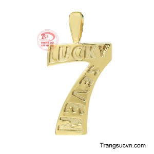 Mặt dây số 7 may mắn nổi bật với thiết kế vàng sang trọng, mang thông điệp may mắn và chiến thắng dành cho phái mạnh.