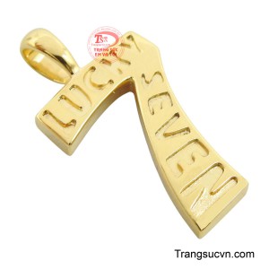 Dòng chữ “Lucky Seven” khắc tinh xảo như lời khẳng định vận may luôn đồng hành cùng chủ nhân.