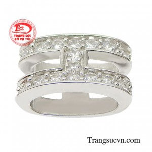 Từng viên đá được sắp xếp khéo léo, tôn lên nét tinh tế và giá trị thẩm mỹ cao cấp.