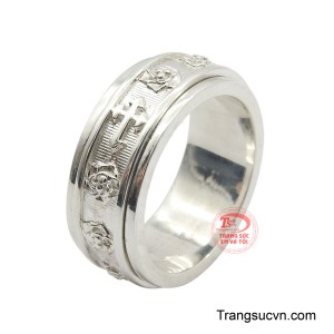 Nhẫn bạc xoay phong cách mạnh mẽ được chế tác từ chất liệu bạc sáng bóng không chỉ tôn lên vẻ nam tính.