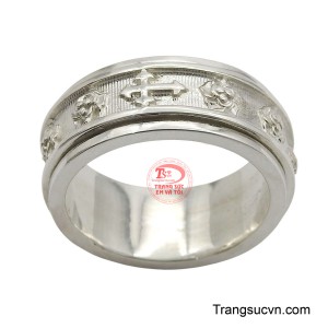 Vòng xoay linh hoạt tượng trưng cho sự chuyển động không ngừng, nhắc nhở chủ nhân luôn vững vàng trước mọi thử thách.