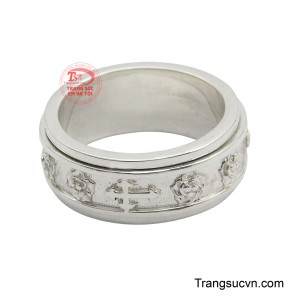 Đeo nhẫn bạc xoay còn được xem là cách thu hút may mắn, tăng sự tập trung và bản lĩnh trong công việc.