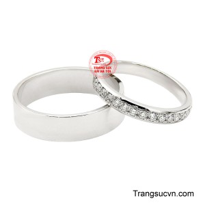 Nhẫn cưới kim cương gắn kết là biểu tượng trọn vẹn cho tình yêu bền chặt và lời hẹn ước trăm năm trong ngày trọng đại.