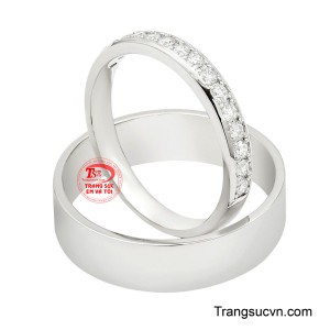 Mỗi vòng nhẫn ôm trọn ngón tay như cách hai trái tim hòa làm một, đồng hành cùng nhau qua mọi khoảnh khắc cuộc sống.