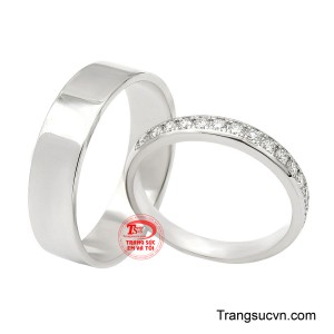 Ánh kim cương rực rỡ tôn vinh giây phút thiêng liêng, ghi dấu một khởi đầu hạnh phúc. 