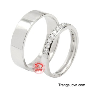 Thiết kế tinh giản nhưng sang trọng, nổi bật với những viên kim cương lấp lánh tượng trưng cho sự vĩnh cửu và niềm tin son sắt.