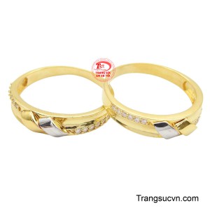 Nhẫn cưới vàng gắn kết yêu thương là biểu tượng thiêng liêng của tình yêu bền chặt và sự gắn kết trọn đời giữa hai trái tim.