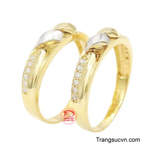 Với thiết kế tinh tế với sắc vàng ấm áp kết hợp chi tiết đính đá nhẹ nhàng, tôn lên vẻ sang trọng nhưng vẫn đầy ý nghĩa.