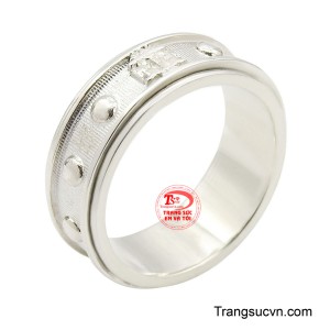 Nhẫn nam bạc thời thượng là lựa chọn hoàn hảo dành cho quý ông yêu phong cách hiện đại và sự tinh giản đầy cuốn hút.