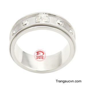 Chất liệu bạc cao cấp mang sắc sáng sang trọng, dễ dàng phối hợp với nhiều trang phục từ thường ngày đến sự kiện.