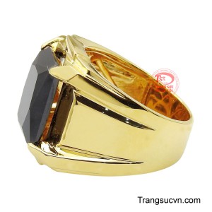 Theo phong thủy, mẫu nhẫn này giúp tăng năng lượng bảo vệ, củng cố sự tự tin và may mắn cho người đeo.