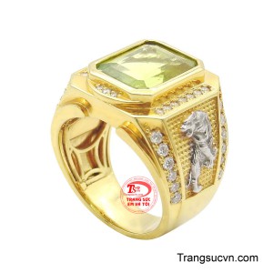 Điểm nhấn trung tâm là viên đá Peridot xanh lục trong trẻo, được cắt gọt tinh xảo, tượng trưng cho may mắn và sự thịnh vượng