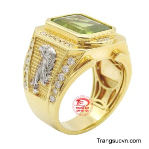 Nhẫn nam vàng tây Peridot phong cách gây ấn tượng mạnh với thiết kế bản lớn, toát lên vẻ nam tính và đẳng cấp.