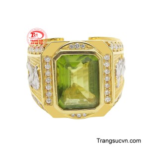 Đai nhẫn được chế tác từ vàng tây 18k sáng bóng, kết hợp họa tiết chạm khắc tinh tế cùng những viên đá nhỏ đính hai bên, tạo chiều sâu và sự sang trọng.