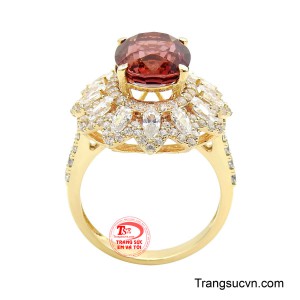 Viên Spinel trung tâm mang sắc ánh nguyệt huyền ảo, biến đổi tinh tế theo ánh sáng, được bao bọc bởi vòng đá trắng lấp lánh như vầng hào quang kiêu sa.