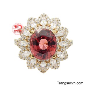 Thiết kế tinh xảo trên nền vàng 14k cao cấp giúp tôn lên đôi tay mềm mại và khí chất thanh lịch của người đeo.