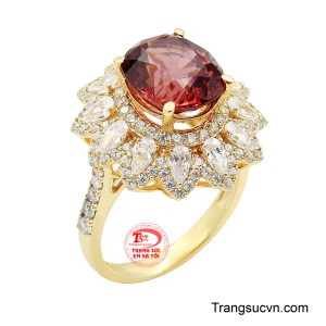 Nhẫn nữ spinel nguyệt quang là tuyệt tác tỏa sáng vẻ đẹp quyến rũ và sang trọng dành cho phái đẹp hiện đại.
