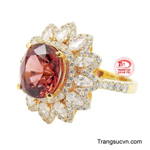 Mỗi chi tiết đều được chế tác cẩn trọng, tạo nên điểm nhấn nổi bật trong mọi khoảnh khắc xuất hiện.