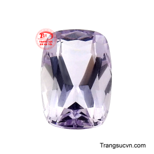 Kiểu cắt chữ nhật với các mặt đối xứng sắc nét giúp viên đá tỏa sáng tinh tế, mang vẻ đẹp thanh lịch và hiện đại. 