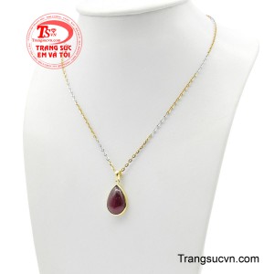Thiết kế chinh phục ánh nhìn bằng một tuyên ngôn rất riêng: sắc đỏ của ruby nồng cháy, sâu thẳm và đầy mê lực. 