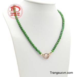 Từng hạt ngọc tròn đều, được mài giũa công phu, bề mặt bóng mịn phản chiếu ánh sáng dịu dàng, tạo nên hiệu ứng óng ả đầy cuốn hút. 