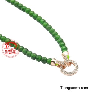 Trong quan niệm phương Đông, ngọc nephrite tượng trưng cho phúc khí, tài lộc và sự bảo hộ bình an là biểu tượng của phú quý bền lâu và vinh hoa viên mãn.