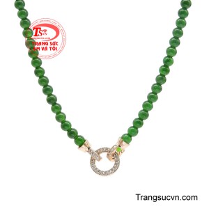 Điểm nhấn tinh tế của thiết kế nằm ở phần khóa tròn cách điệu được nạm đá lấp lánh sang trọng.