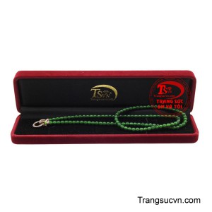 Khi đeo trên cổ, chuỗi ngọc ôm nhẹ theo đường nét cơ thể, tôn lên phong thái quý phái và khí chất điềm tĩnh của người phụ nữ.