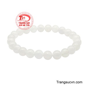 Từng hạt bạch ngọc được tuyển chọn kỹ lưỡng, sắc trắng ngà dịu nhẹ, bề mặt mịn màng và ánh lên độ bóng tự nhiên đầy trang nhã. 