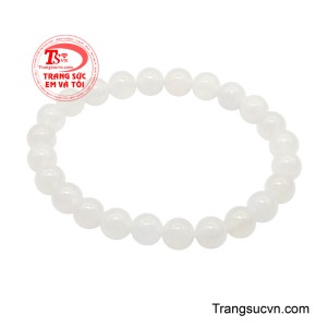 Chuỗi tay bạch ngọc tụ khí mang trong mình vẻ đẹp thuần khiết và thanh cao, tựa như giọt sương sớm đọng lại giữa đất trời tinh khôi. 