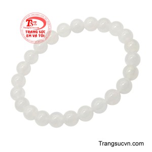 Khi chạm vào ánh sáng, từng viên ngọc phản chiếu thứ ánh quang mềm mại, trong trẻo mà sâu lắng.