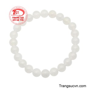 Thiết kế chuỗi tay tròn đầy, các hạt ngọc được xâu kết cân đối, tượng trưng cho sự viên mãn và hài hòa. 