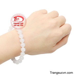 Đeo trên tay, chuỗi ngọc như một lớp bảo hộ, giúp tinh thần an định, thu hút vượng khí và xua tan những điều tiêu cực.