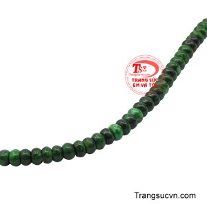 Khi đeo trên tay, chuỗi ngọc ôm trọn cổ tay một cách thanh thoát, mang lại cảm giác mát lành và thư thái.