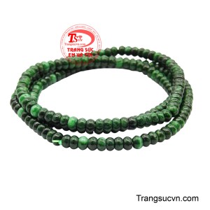 Sự pha trộn giữa gam xanh lục đậm nhạt đan xen trầm lắng tạo nên hiệu ứng loang màu độc bản, mỗi chuỗi là một tuyệt tác không trùng lặp.