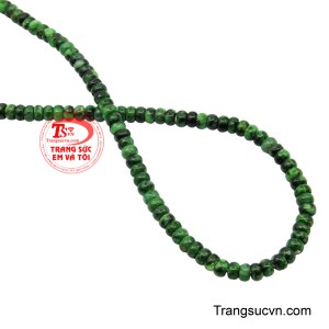 Ba vòng ngọc đan xen nhau không chỉ tăng thêm điểm nhấn thị giác mà còn mang ý nghĩa phong thủy về sự viên mãn, đủ đầy, tròn trịa. 