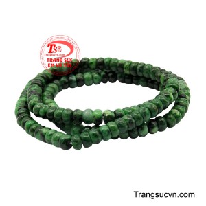 Khi quấn nhẹ nhàng từng vòng, sắc xanh cẩm thạch như ôm trọn cổ tay, xếp lớp mềm mại nhưng vẫn giữ được sự gọn gàng, tinh tế. 