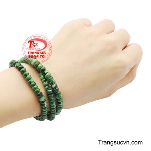 Phong cách cuốn 3 vòng đặc biệt phù hợp với người yêu thích sự khác biệt: vừa có nét phóng khoáng hiện đại, vừa giữ được vẻ thanh lịch nền nã. 