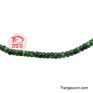 Mỗi chuyển động của bàn tay đều làm những viên ngọc ánh lên sắc xanh sâu thẳm, tạo cảm giác sinh động và sang trọng. 