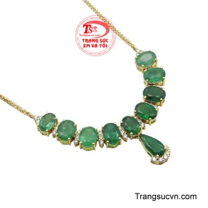 Ở vị trí trung tâm, viên emerald giọt lệ thả nhẹ như một điểm nhấn tinh tế, làm tăng thêm chiều sâu và vẻ kiêu sa cho tổng thể. 